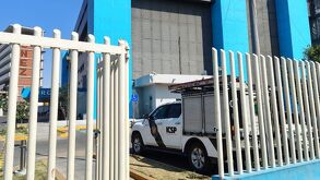 Elementos de Fuerza Civil y peritos acudieron al Hospital Tierra y Libertad tras el reporte de una muerte sospechosa por intoxicación.