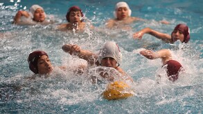 Jóvenes nadando en una alberca de Iztapalapa.
