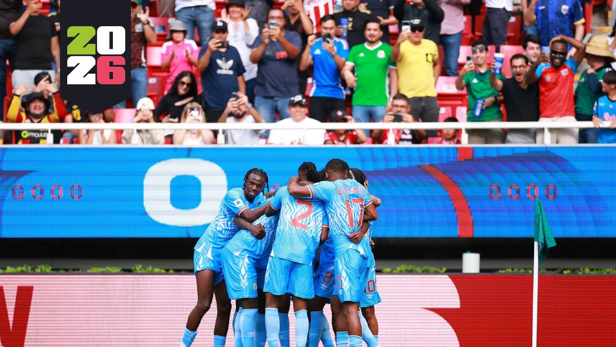 Axel Tuanzebe celebra el gol que le dio a Congo el pase al Mundial 2026.