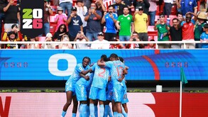 Axel Tuanzebe celebra el gol que le dio a Congo el pase al Mundial 2026.