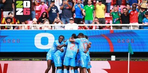 Axel Tuanzebe celebra el gol que le dio a Congo el pase al Mundial 2026.