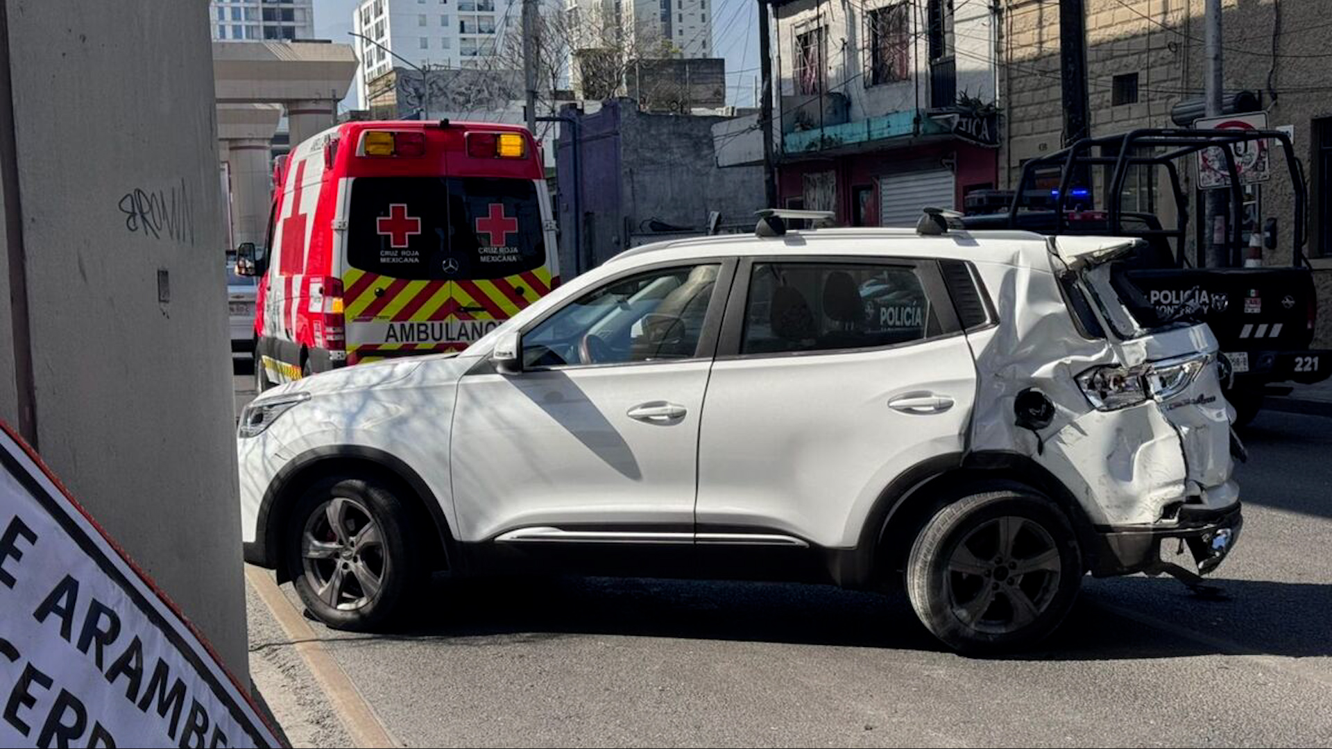 Un fuerte choque en la avenida Félix U. Gómez en Monterrey dejó un lesionado y caos vial. Rescatistas de la Cruz Roja atienden la emergencia en el centro.