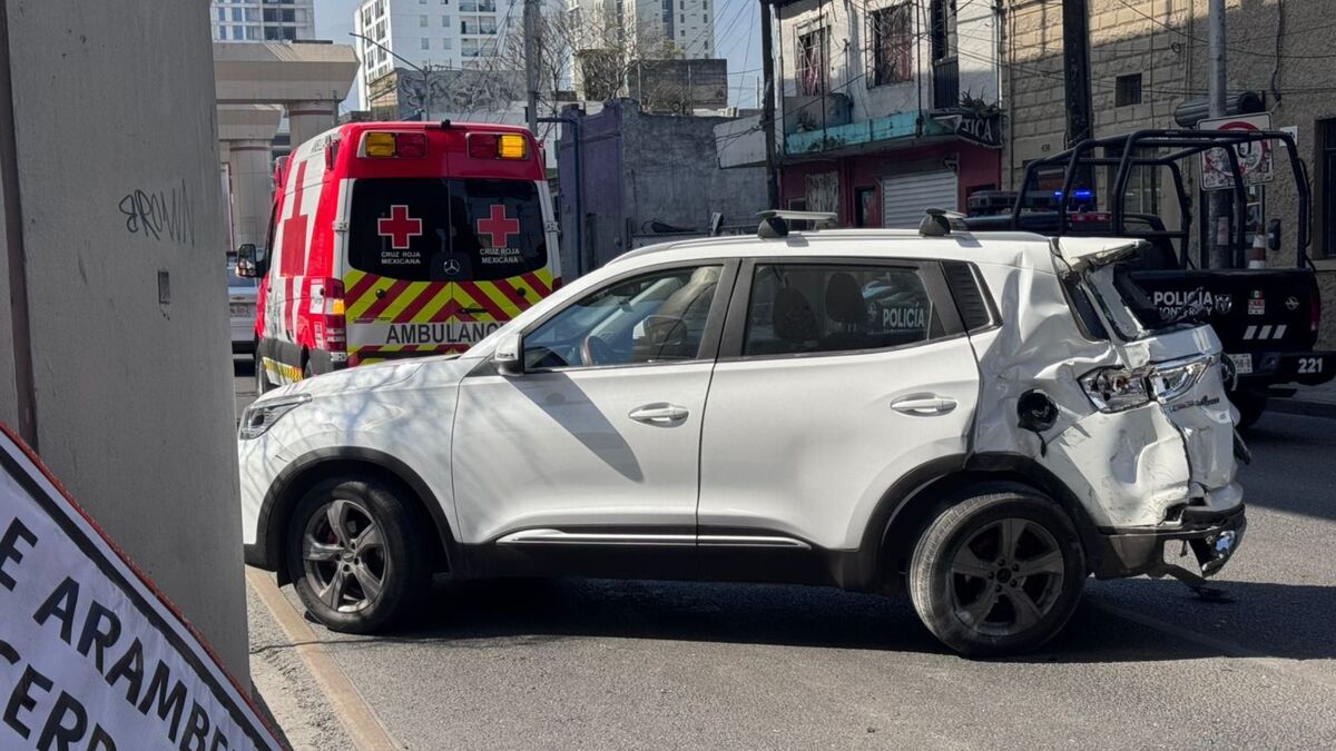 Daños en camioneta tras choque