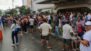 Desalojo de edificio por sismo en la Ciudad de México.