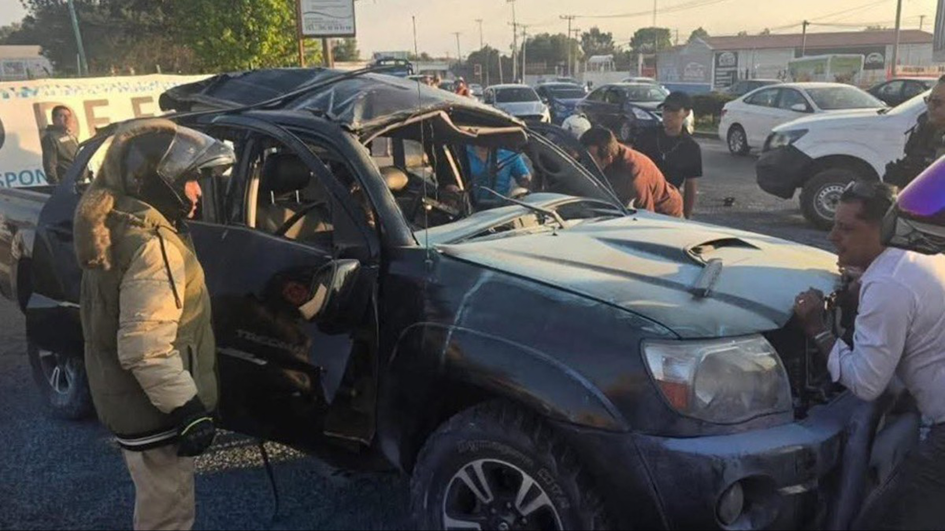 Una camioneta explotó tras salir del AIFA en el kilómetro 39 de la México-Pachuca. Fiscalía investiga muerte de Francisco Beltrán 'El Payín'.