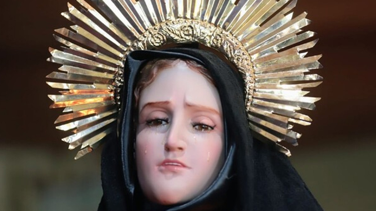Feligreses en San Mateo Atenco aseguran que la Virgen de los Dolores presentó lágrimas, lo que ha atraído a decenas de personas durante Semana Santa.