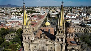 Fieles recorren los templos del Centro Histórico de Guadalajara durante el Jueves Santo.