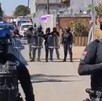 Policías armados resguardan una escena de crimen en Puebla.