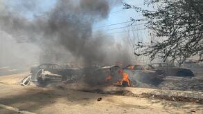 vehículos en un corralón incendiándose