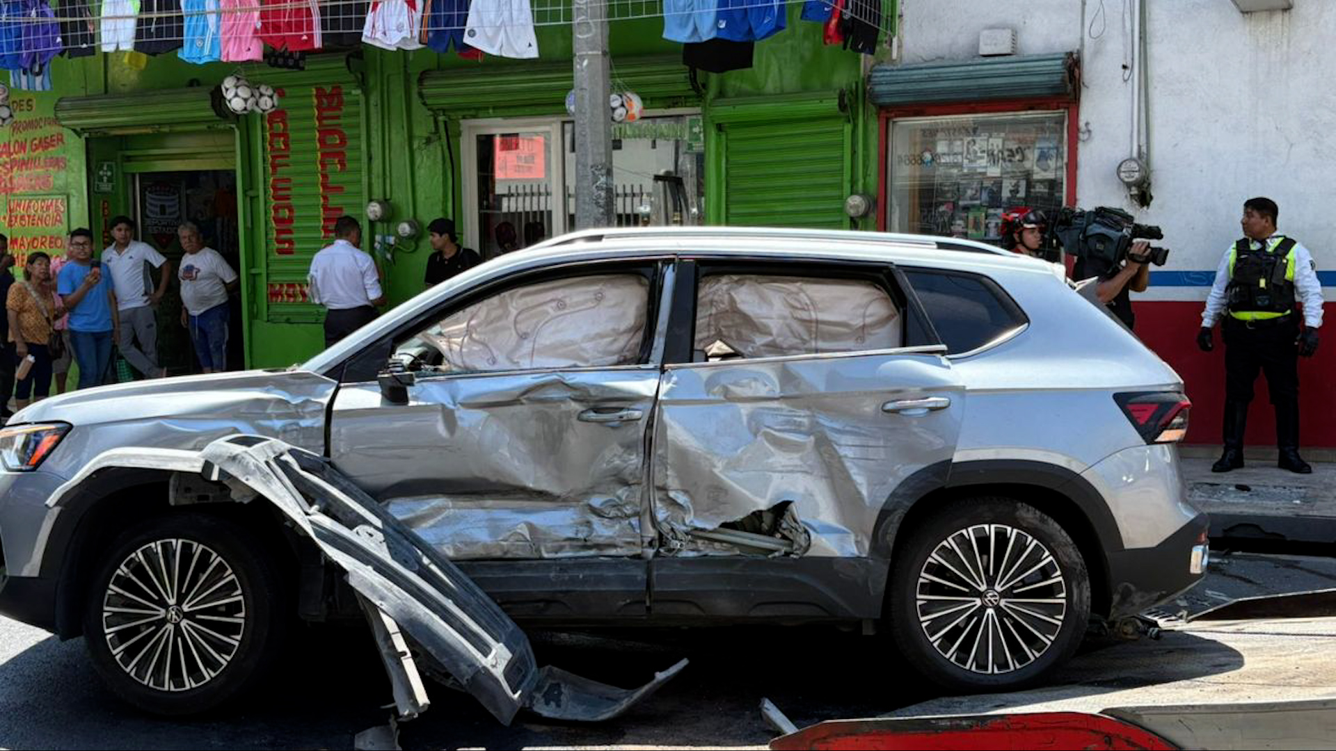 Un fuerte accidente vial dejó un auto volcado en el Centro de Monterrey hoy. Protección Civil y rescatistas trabajan en el lugar.