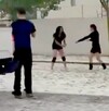 A la izquierda: dos chicas y un joven jugando con el granizo en las calles. A la derecha: dos macetas cubiertas con hielo granizado