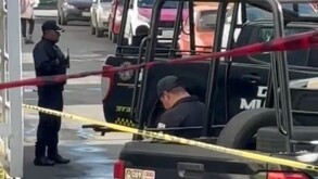 Sujetos abandonan cuerpo frente a módulo de seguridad en Naucalpan.