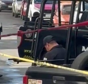 Sujetos abandonan cuerpo frente a módulo de seguridad en Naucalpan.