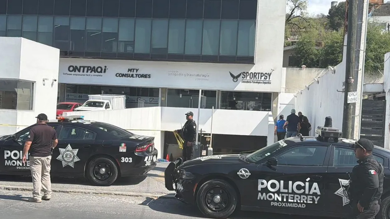 Un hombre de aproximadamente 60 años murió en una plaza comercial de la colonia Obispado, en Monterrey, lo que movilizó a cuerpos de emergencia.