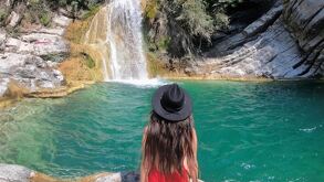 Caída de cascada el aguacate en Puebla con una persona admirando el agua