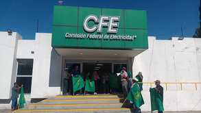 Usuarios en Saltillo protestan por altos recibos de luz y falta de servicios básicos; autoridades de CFE prometen atender casos.