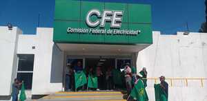 Usuarios en Saltillo protestan por altos recibos de luz y falta de servicios básicos; autoridades de CFE prometen atender casos.
