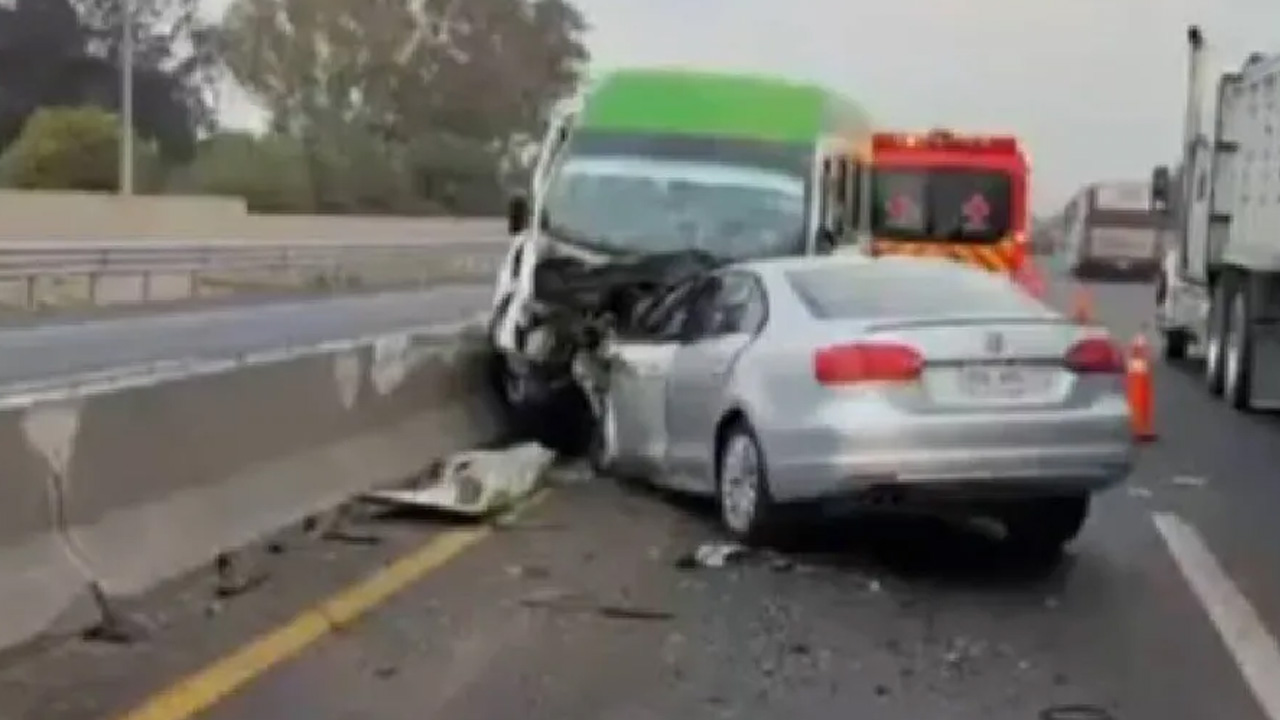 Un choque entre un auto y una combi en sentido contrario en el Circuito Exterior Mexiquense dejó una mujer muerta.