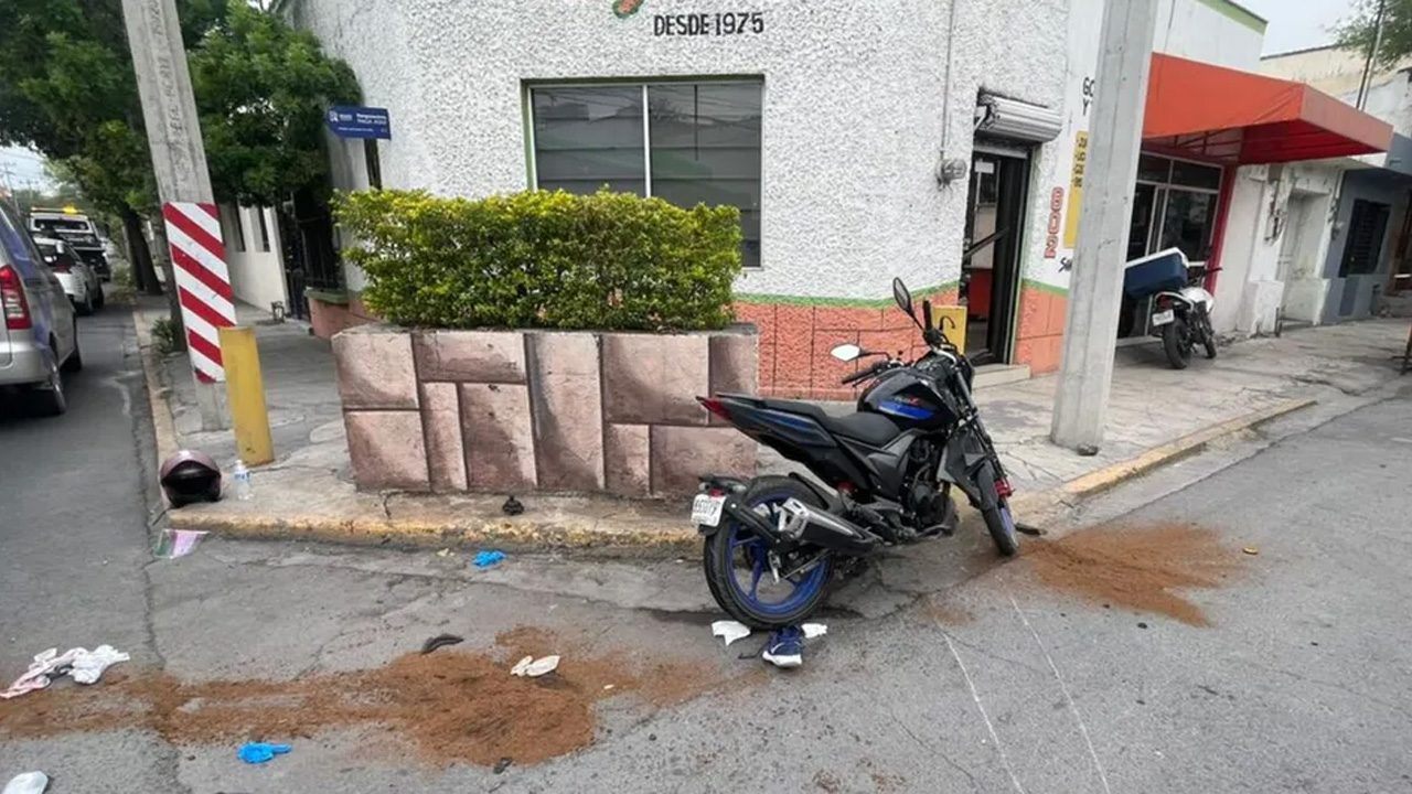 Una pareja resultó lesionada tras un choque entre una motocicleta y un auto en el centro de Monterrey; el motociclista habría ignorado el semáforo.