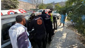 Protección civil abriendo puerta