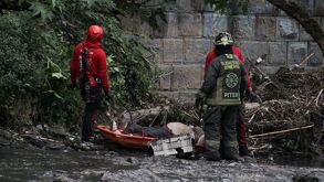 Personas con trajes especiales haciendo labores de rescate en un río.