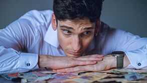 Un hombre mira monedas y billetes