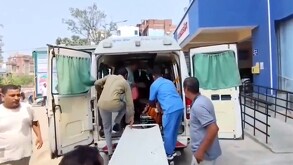 Ambulancia con las puertas abiertas y varios hombres y paramédicos dentro y fuera de la unidad en la India