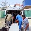Ambulancia con las puertas abiertas y varios hombres y paramédicos dentro y fuera de la unidad en la India