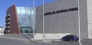 Se observa un edificio color gris con letras que dicen Centro de Justicia Penal.