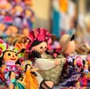 Textiles, muñecas y dulces típicos forman parte de la oferta cultural.