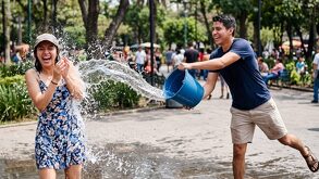Personas tirando agua por Sábado Santo en un parque | Generado con Gemini IA
