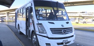 Camión de transporte público de la ruta 2A circulando por una vialidad en Saltillo, con infraestructura urbana al fondo.