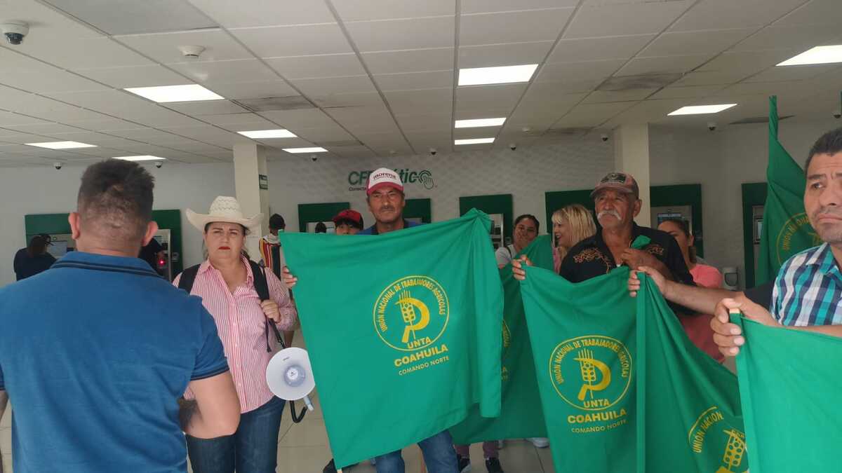 Usuarios en Saltillo protestan por altos recibos de luz y falta de servicios básicos; autoridades de CFE prometen atender casos.