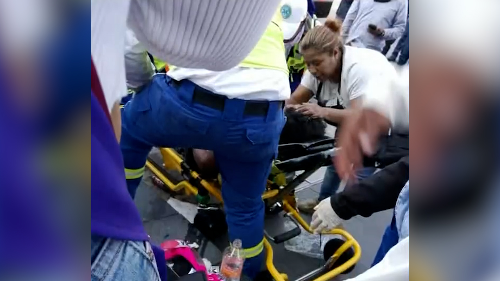 Una vendedora de 65 años quedó inconsciente tras un violento operativo del Gobierno de la CdMx en el Zócalo. Sigue hospitalizada y su familia exige justicia.