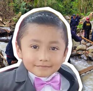 Imagen de un niño desaparecido sobrepuesta a una imagen de una persona atravesando un río.