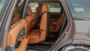 Vista de una camioneta Hyundai con la puerta trasera abierta mostrando los asientos de piel en color naranja