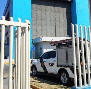 Elementos de Fuerza Civil y peritos acudieron al Hospital Tierra y Libertad tras el reporte de una muerte sospechosa por intoxicación.