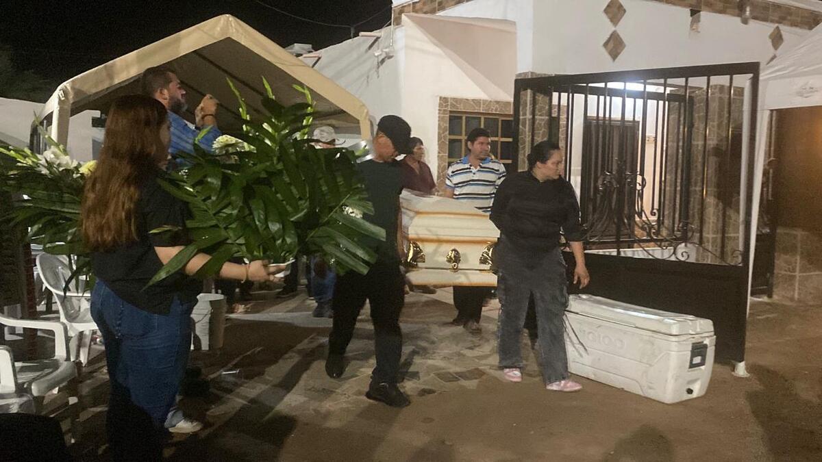 Ataúd y flores en donde se encuentra Marco Antonio.