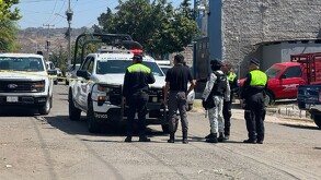 Patrulla de la Guardia Nacional y del IJCF con militares y oficiales de la Policía Municipal de Tonalá en un área acordonada