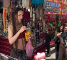 Belinda es captada en tianguis de la CDMX comprando ropa; se tomó foto con todos sus fans: “Qué humilde”
