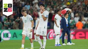 Jugadores bolivianos lamentándose luego de no poder clasificar al Mundial 2026.