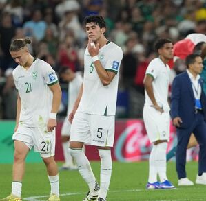 Jugadores bolivianos lamentándose luego de no poder clasificar al Mundial 2026.