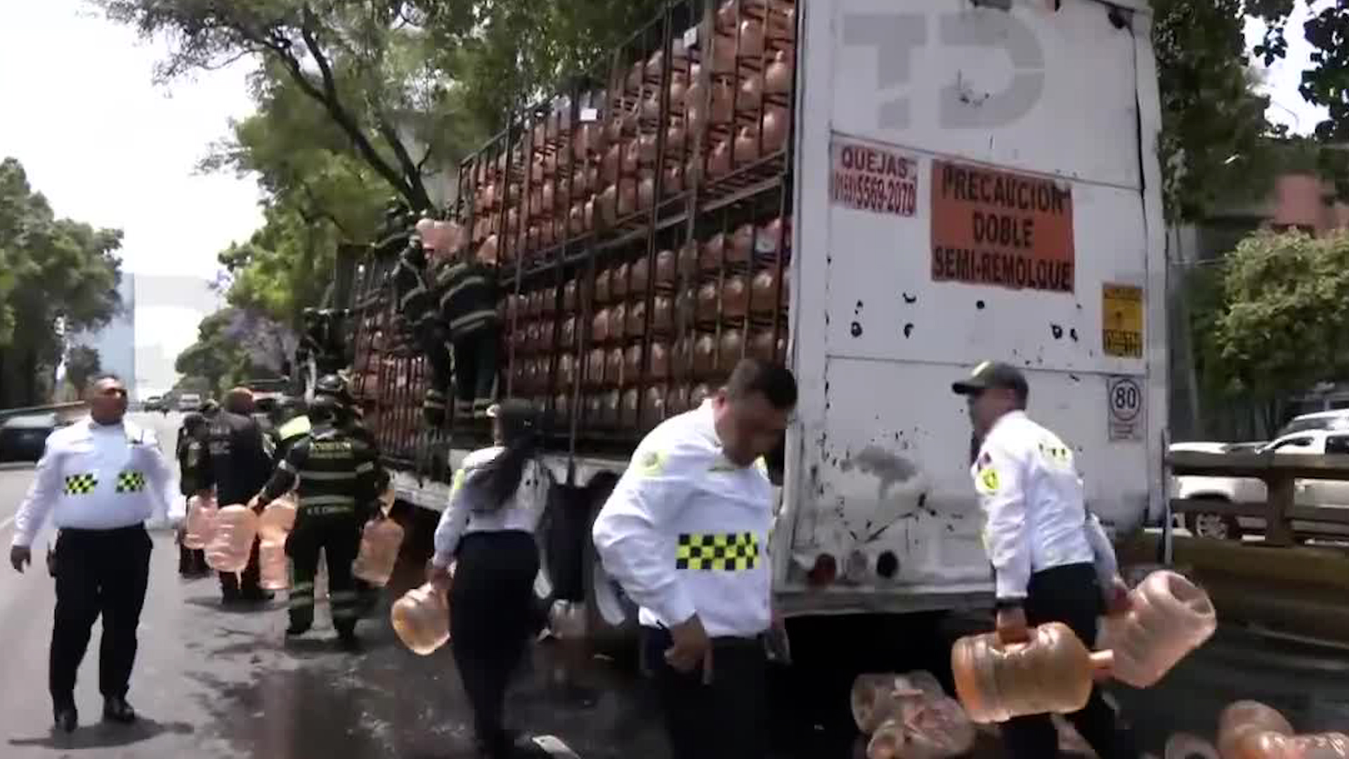 Un camión que transportaba garrafones con agua potable tiró los contenedores. Un policía resultó lesionado.