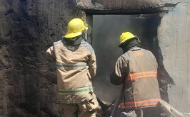 Bomberos sofocando el incendio de una vivienda donde perdió la vida un menor de 4 años en Gómez Palacio.