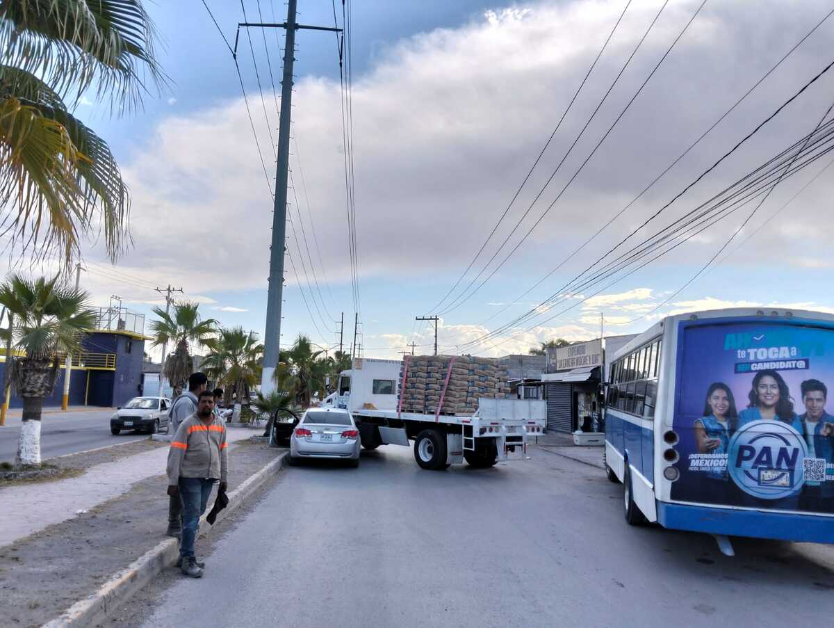 Camión de carga tras impactar con coche
