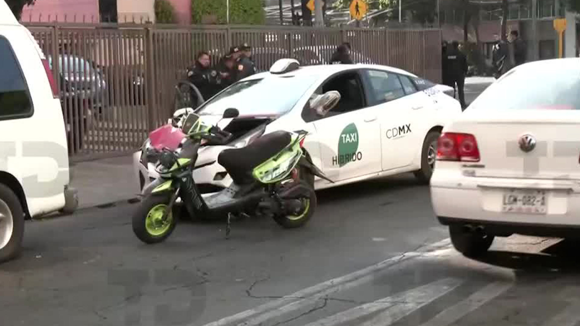 Primeros reporten informan que la patrulla de detuvo abruptamente ocasionando el choque.