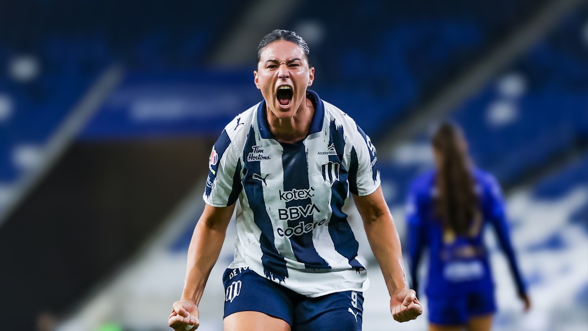 Emily Gielnik festejando uno de sus tres goles ante Pumas Femenil.