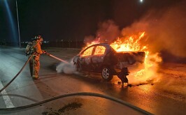 Elementos de Bomberos sofocando el incendio de un automóvil en carretera Torreón-San Pedro.