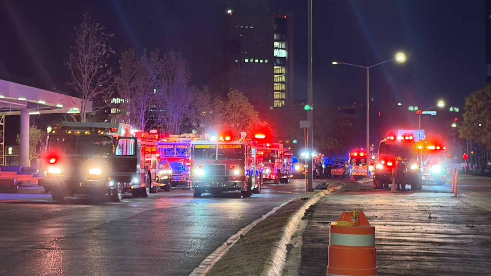 Bomberos de Nuevo León atendieron un incendio en el edificio Latif de Valle Oriente. La red contra incendios falló y las puertas de emergencia estaban cerradas.