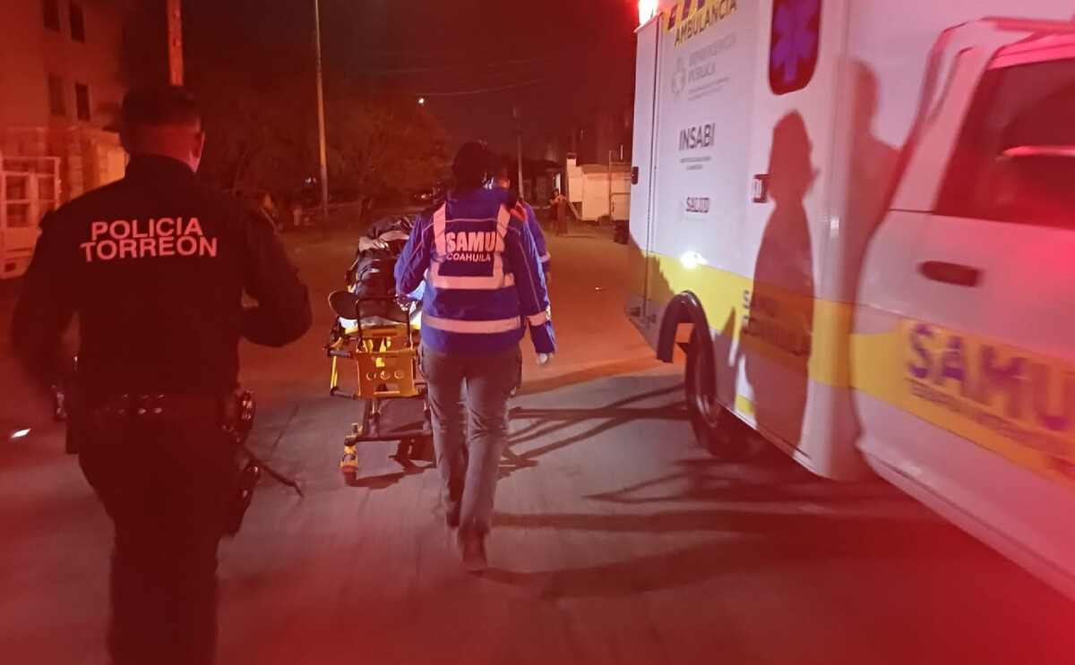 Paramédicos atendiendo a un hombre que fue agredido por su hijastro en la colonia Alamedas de Torreón.